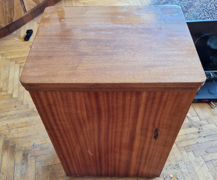 Bagat 555 šivalni stroj v omarici delujoč