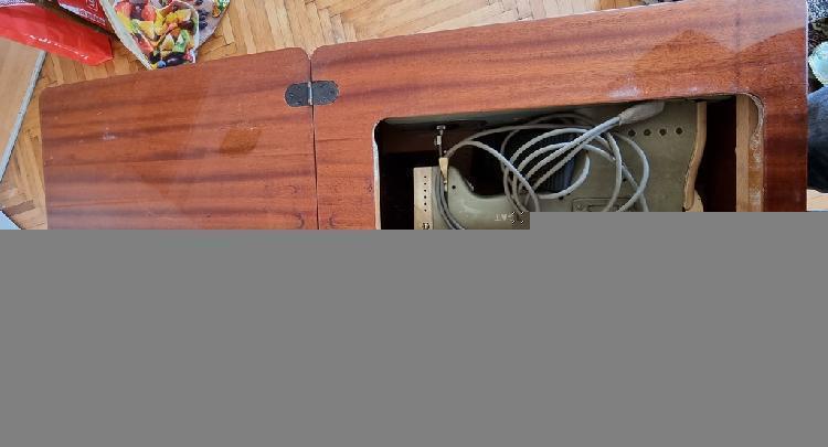 Bagat 555 šivalni stroj v omarici delujoč