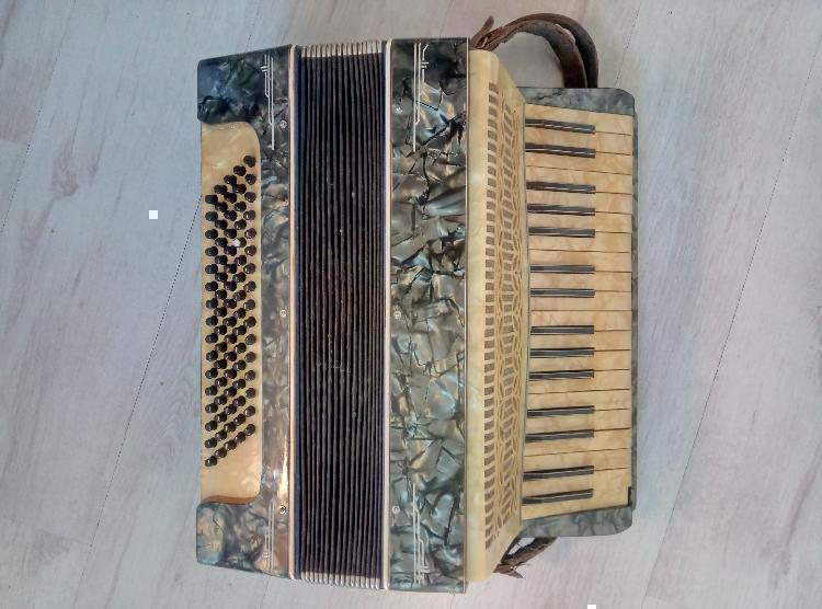 Harmonika zelo stara ročno izdelana