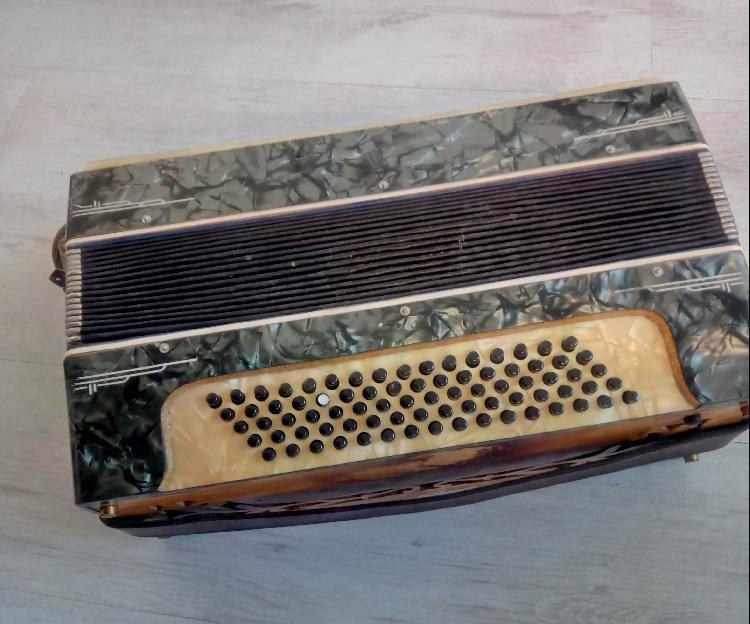 Harmonika zelo stara ročno izdelana