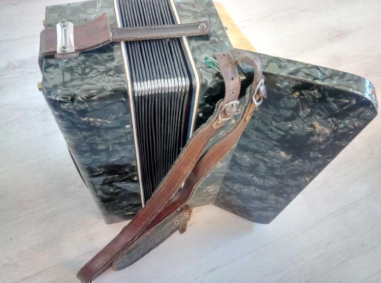 Harmonika zelo stara ročno izdelana