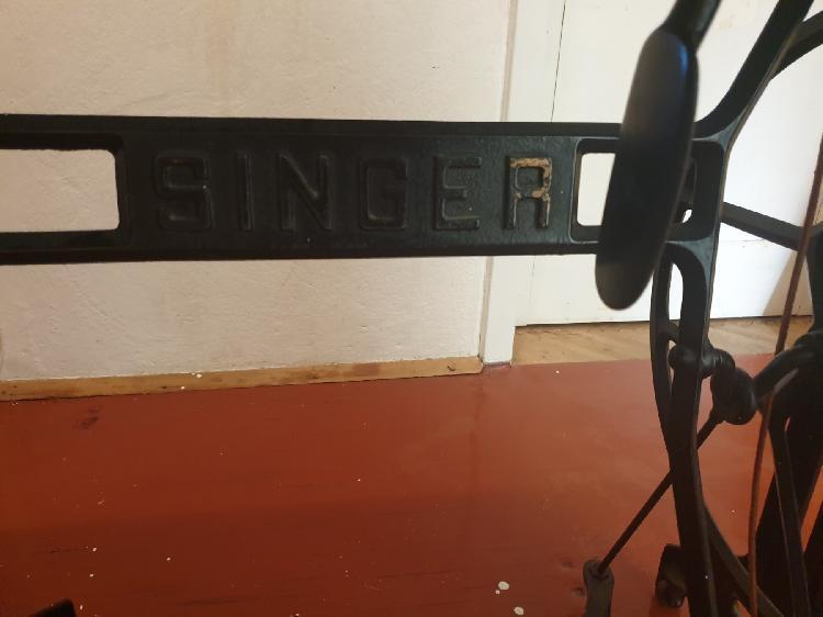 STARINSKI ŠIVALNI STROJ SINGER