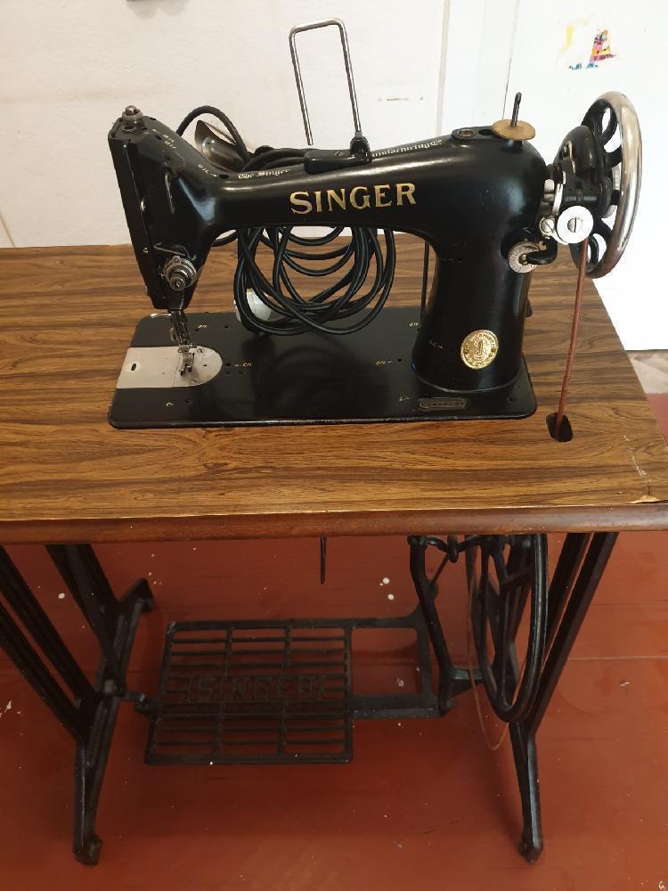 STARINSKI ŠIVALNI STROJ SINGER