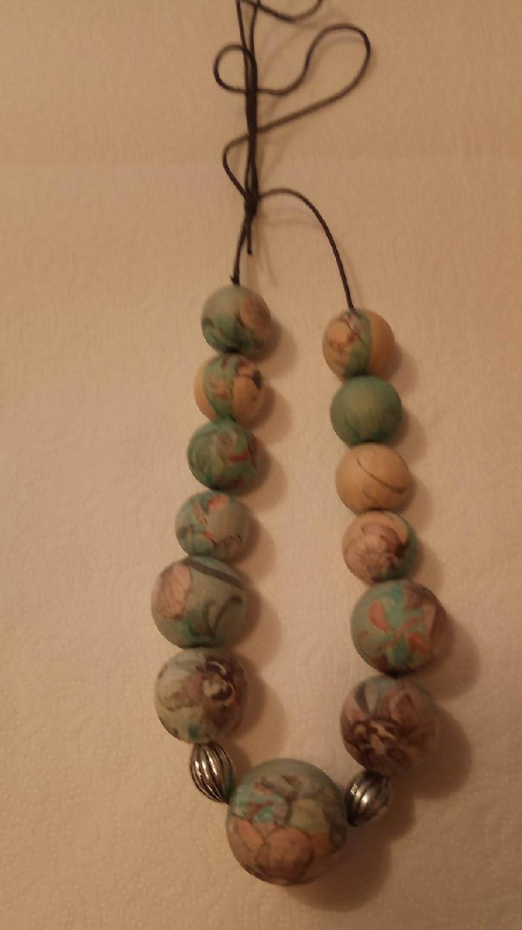 Lesena ogrlica H-spletnedrazbe.si