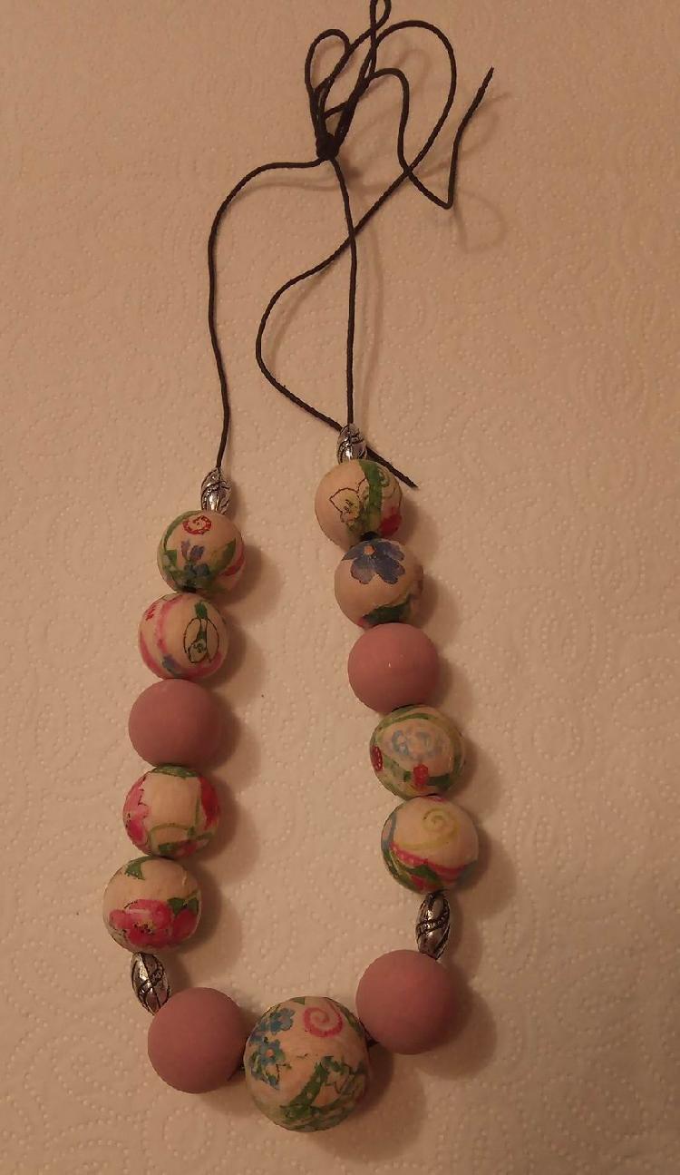 Lesena ogrlica P-spletnedrazbe.si