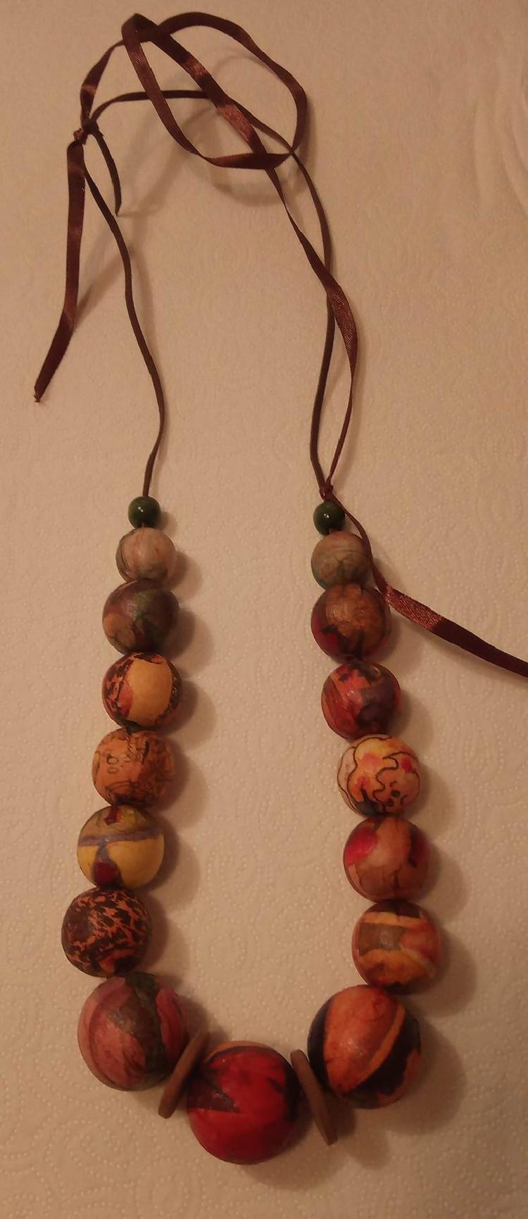 Lesena ogrlica R-spletnedrazbe.si