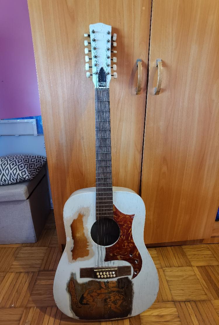 Stara Gitara sa poslikavom-spletnedrazbe.si
