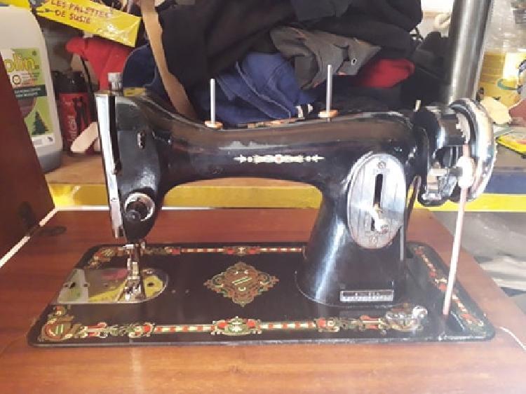 Starinski šivalni stroj na nožni pogon znamke Bagat-spletnedrazbe.si